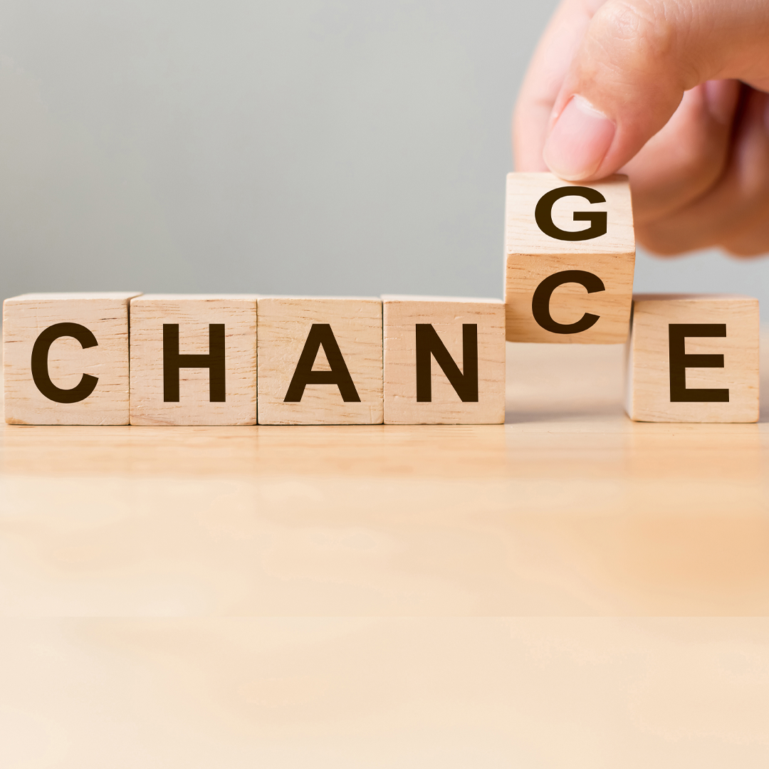 start_teaser_karriere_mobil_1080px Hand legt einen Holzbaustein mit dem Buchstaben 'G' an eine Reihe von Holzbausteinen, die das Wort 'CHANCE' bilden.