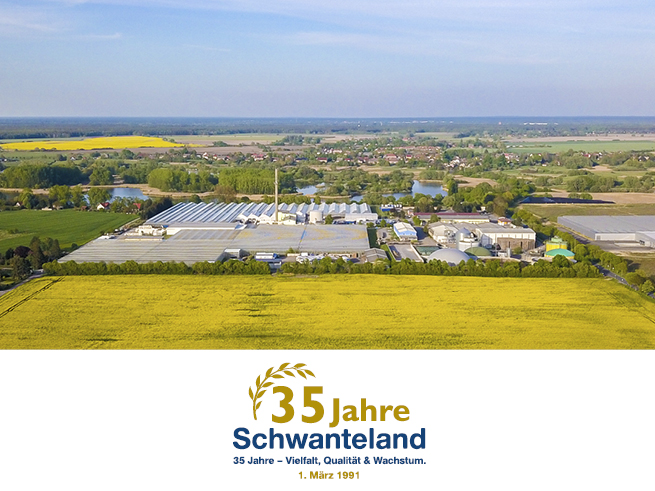 35_jahre_Schwanteland_beitrag_web_v2 Luftaufnahme einer landwirtschaftlichen Anlage mit Gewächshäusern vor einem Dorf und Feldern im Hintergrund sowie dem Text '35 Jahre Schwanteland 35 Jahre - Vielfalt, Qualität & Wachstum. 1. März 1991'